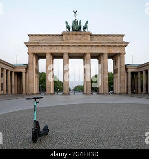 Porte de Brandebourg avec e-scooter garée sur Pariser Platz tôt le matin, Berlin, Allemagne Banque D'Images