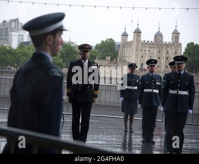 Londres, Royaume-Uni, 21 juin 2021 : le maire de Londres, Sadiq Khan, se joint aux membres des forces armées, de l’Assemblée de Londres et de la section de l’hôtel de ville de la Légion britannique pour rendre hommage aux militaires britanniques avant la Journée nationale des forces armées de samedi. La cérémonie annuelle de levée du drapeau a eu lieu à l'extérieur de l'hôtel de ville. Credit: Loredana Sangiuliano / Alamy Live News Banque D'Images