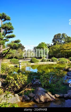 Le magnifique jardin japonais de Nordpark à Düsseldorf avec des arbres japonais et des lanternes en pierre. Banque D'Images