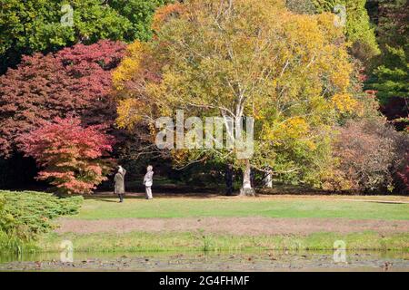 Les visiteurs apprécient la beauté automnale glorieuse exposée au parc et jardins de Sheffield, dans l'est du Sussex, en Angleterre, en octobre 2020. Célèbre pour son col d'automne Banque D'Images