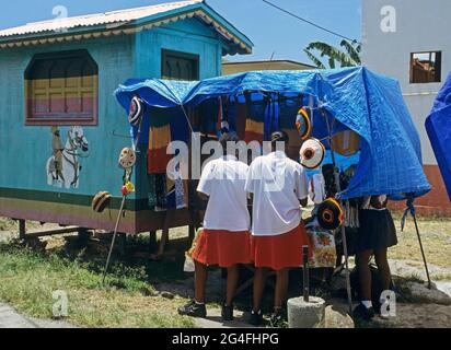 Les filles locales à la cabine de vêtements à Castries - île de Sainte-Lucie - Caraïbes Banque D'Images