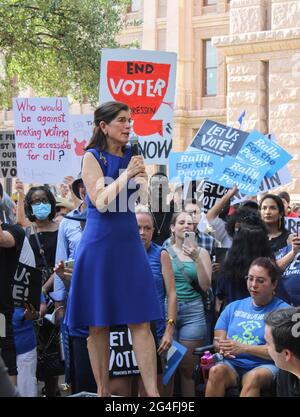 Luci Baines Johnson, fille du président américain Lyndon B. Johnson, s'adresse à la foule lors du rassemblement pour le peuple devant le bâtiment du Capitole du Texas à Austin, Texas, États-Unis, le 20 juin 2021. Le rassemblement est en faveur de la loi pour le peuple, qui est un projet de loi au Congrès des États-Unis. La Loi sur le peuple vise à modifier les lois sur le financement des campagnes électorales afin de réduire l'influence de l'argent en politique, d'élargir les droits de vote, de créer de nouvelles règles d'éthique pour les fonctionnaires fédéraux et de limiter le découpage électoral partisan. (Photo de Carlos Kosienski/Sipa USA) Banque D'Images