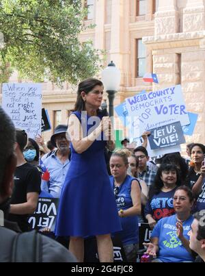 Luci Baines Johnson, fille du président américain Lyndon B. Johnson, s'adresse à la foule lors du rassemblement pour le peuple devant le bâtiment du Capitole du Texas à Austin, Texas, États-Unis, le 20 juin 2021. Le rassemblement est en faveur de la loi pour le peuple, qui est un projet de loi au Congrès des États-Unis. La Loi sur le peuple vise à modifier les lois sur le financement des campagnes électorales afin de réduire l'influence de l'argent en politique, d'élargir les droits de vote, de créer de nouvelles règles d'éthique pour les fonctionnaires fédéraux et de limiter le découpage électoral partisan. (Photo de Carlos Kosienski/Sipa USA) Banque D'Images