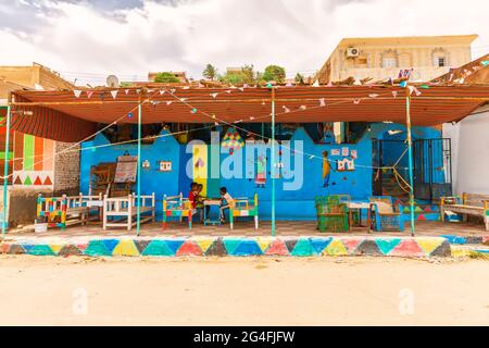 Assouan, Égypte - 29 mai 2021 : enfants africains dans le village traditionnel de Nubie Banque D'Images