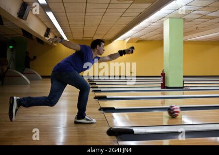 Rafael 'Paeng' Nepomuceno, champion du monde à de nombreuses reprises et considéré comme le meilleur joueur de bowling international jamais, s'entraîner dans une piste de bowling à Makati, Manille. Banque D'Images