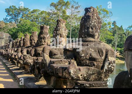 Sculptures sur la route menant à la porte sud d'Angkor Thom à Siem Reap au Cambodge Banque D'Images