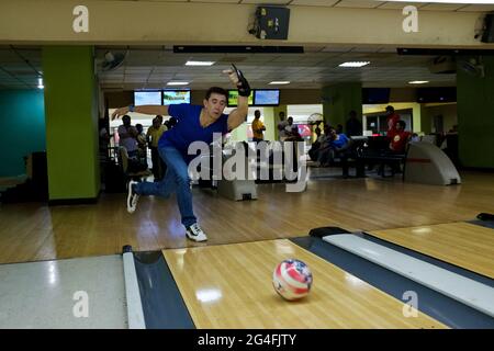 Rafael 'Paeng' Nepomuceno, champion du monde à de nombreuses reprises et considéré comme le meilleur joueur de bowling international jamais, s'entraîner dans une piste de bowling à Makati, Manille. Banque D'Images