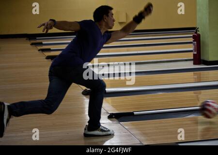 Rafael 'Paeng' Nepomuceno, champion du monde à de nombreuses reprises et considéré comme le meilleur joueur de bowling international jamais, s'entraîner dans une piste de bowling à Makati, Manille. Banque D'Images