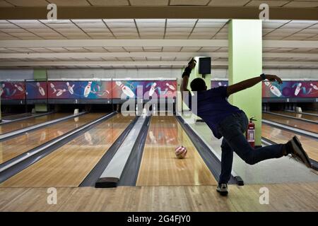 Rafael 'Paeng' Nepomuceno, champion du monde à de nombreuses reprises et considéré comme le meilleur joueur de bowling international jamais, s'entraîner dans une piste de bowling à Makati, Manille. Banque D'Images