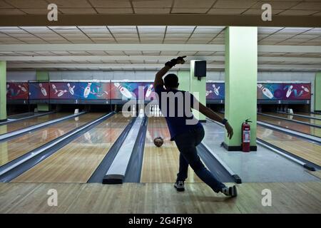 Rafael 'Paeng' Nepomuceno, champion du monde à de nombreuses reprises et considéré comme le meilleur joueur de bowling international jamais, s'entraîner dans une piste de bowling à Makati, Manille. Banque D'Images