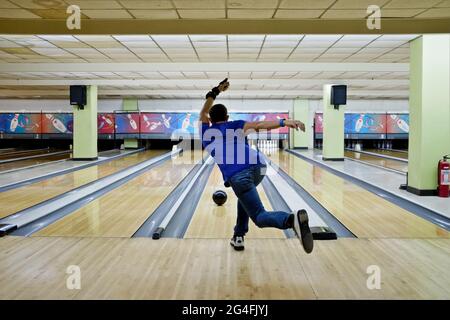 Rafael 'Paeng' Nepomuceno, champion du monde à de nombreuses reprises et considéré comme le meilleur joueur de bowling international jamais, s'entraîner dans une piste de bowling à Makati, Manille. Banque D'Images