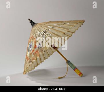 . Parasol japonais de plage en bambou avec terrasse de tulle de soie symathy, peint avec des fleurs multicolores, bourgeon de bois marbré et point de métal, sur lequel 'Made in Japan'. Modèle: Côtes de bambou avec intérieur en bambou, corde fine et bois. La plate-forme, d'un seul tout, est fixée entre les nervures, qui sont d'abord coupées ouvertes pour cela, puis bloquées à nouveau en position fermée. En conséquence, les côtes peuvent également être vues à l'extérieur et le parasol fermé semble avoir une terrasse de bambou. Ces nervures sont fixées dans un intérieur de fines tiges qui sont incisées en haut. Les côtes épaisses et les bâtons fins sont fixés par une corde blanche Banque D'Images