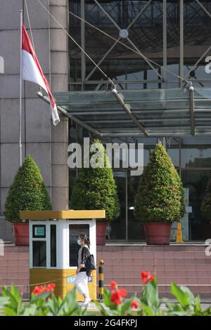 Au milieu de la menace d'une augmentation des cas de Covid-19 dans la région de la capitale spéciale de Jakarta, un travailleur portant un masque se rend à son bureau dans la zone du bureau de rue Thamrin, dans le centre de Jakarta, en Indonésie, le lundi 21 juin, 2021. Les décès dus à Covid-19 à Jakarta ont de nouveau augmenté. Il est demandé aux habitants de la région de la capitale spéciale de Jakarta de continuer à faire preuve de vigilance face au taux d'ajout des cas Covid-19. Aujourd'hui, le nombre total de cas en Indonésie a atteint 2 millions de cas, la région de la capitale spéciale de Jakarta, qui est toujours le centre de la propagation du virus. (Photo Banque D'Images