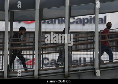 Au milieu de la menace d'une augmentation des cas de Covid-19 dans la région de la capitale spéciale de Jakarta, un certain nombre de travailleurs portant des masques se sont dirigés vers leurs bureaux dans la zone de bureaux de Jalan Thamrin, dans le centre de Jakarta, en Indonésie, le lundi 21 juin, 2021. Les décès dus à Covid-19 à Jakarta ont de nouveau augmenté. Il est demandé aux habitants de la région de la capitale spéciale de Jakarta de continuer à faire preuve de vigilance face au taux d'ajout des cas Covid-19. Aujourd'hui, le nombre total de cas en Indonésie a atteint 2 millions de cas, la région de la capitale spéciale de Jakarta qui est toujours le centre de la propagation du Banque D'Images