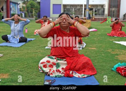 Un groupe de femmes indiennes effectuent du yoga lors de la Journée internationale de yoga à Beawar. La journée du yoga est célébrée chaque année le 21 juin depuis 2015. Le yoga est une pratique physique, mentale et spirituelle qui est née en Inde. (Photo de Sumit Saraswat/Pacific Press) Banque D'Images