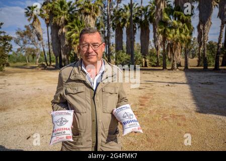 Guillermo Borés, sur l'île de Buda avec son riz Isla de Buda qui explique le problème de la disparition du delta de l'Ebre (Tarragone, Espagne) Banque D'Images