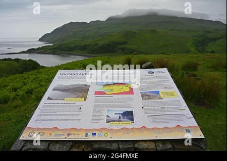 Panneau d'information pour le paysage volcanique dans la région d'Ardnamurchan, une partie du parc de Lochaber Geopark, Scottish Highlands. Arrière-plan flou d'un volcan éteint. Banque D'Images