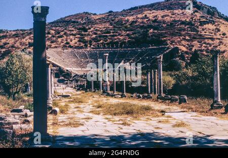 Ephèse - ruines d'une ancienne ville d'Izmir, Turquie. Grand théâtre vu de la voie Arcadian ou de la route du port. Numérisation d'archivage à partir d'une lame. Octobre 1985. Banque D'Images