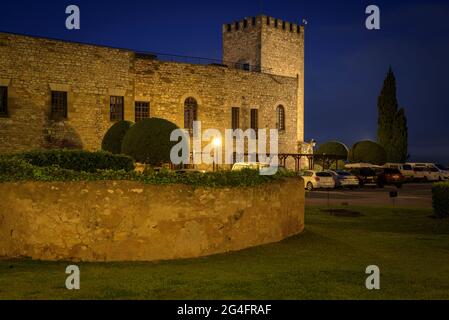 Château de la Suda, actuel Parador Nacional de Tortosa, à l'heure bleue (Tortosa, Tarragone, Catalogne, Espagne) ESP: Castillo de la Suda, en Tortosa Banque D'Images