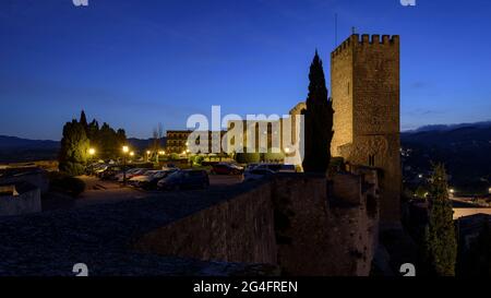 Château de la Suda, actuel Parador Nacional de Tortosa, à l'heure bleue (Tortosa, Tarragone, Catalogne, Espagne) ESP: Castillo de la Suda, en Tortosa Banque D'Images