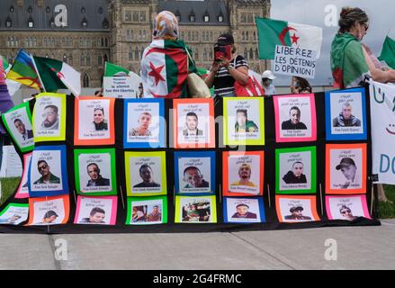 Ottawa, Canada. 21 juin 2021. Les membres de la communauté algérienne au Canada se rassemblent devant le Parlement pour exhorter le gouvernement canadien à condamner l'escalade de la répression en Algérie au 47e Conseil des droits de la personne qui commence aujourd'hui. Ils présentent que depuis la reprise du mouvement pro-démocratie « Hirak » en 2019, les autorités ont intensifié les intimidations et arrêté arbitrairement au moins 6000 personnes, y compris des militants, des journalistes et des défenseurs des droits de l'homme. Ils demandent au Gouvernement de continuer à faire preuve de leadership pour condamner la situation. Credit: Meanderingemu/Alamy Live News Banque D'Images