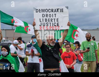 Ottawa, Canada. 21 juin 2021. Les membres de la communauté algérienne au Canada se rassemblent devant le Parlement pour exhorter le gouvernement canadien à condamner l'escalade de la répression en Algérie au 47e Conseil des droits de la personne qui commence aujourd'hui. Ils présentent que depuis la reprise du mouvement pro-démocratie « Hirak » en 2019, les autorités ont intensifié les intimidations et arrêté arbitrairement au moins 6000 personnes, y compris des militants, des journalistes et des défenseurs des droits de l'homme. Ils demandent au Gouvernement de continuer à faire preuve de leadership pour condamner la situation. Credit: Meanderingemu/Alamy Live News Banque D'Images