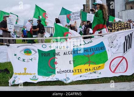 Ottawa, Canada. 21 juin 2021. Les membres de la communauté algérienne au Canada se rassemblent devant le Parlement pour exhorter le gouvernement canadien à condamner l'escalade de la répression en Algérie au 47e Conseil des droits de la personne qui commence aujourd'hui. Ils présentent que depuis la reprise du mouvement pro-démocratie « Hirak » en 2019, les autorités ont intensifié les intimidations et arrêté arbitrairement au moins 6000 personnes, y compris des militants, des journalistes et des défenseurs des droits de l'homme. Ils demandent au Gouvernement de continuer à faire preuve de leadership pour condamner la situation. Credit: Meanderingemu/Alamy Live News Banque D'Images