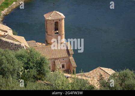 Vue sur le méandre de l'Ebre à Miravet, vue depuis un point de vue bastion du château de Miravet (Ribera d'Ebre, Tarragone, Catalogne, Espagne) Banque D'Images