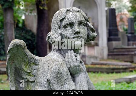 Statue abîmé d'un ange priant - pierre tombale à l'ancien cimetière de Prague, république tchèque, Europe Banque D'Images