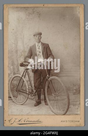 Studio portrait d'un inconnu avec un vélo. . Banque D'Images