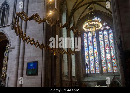 Vue intérieure de Corona, une sculpture suspendue entre les trancepts du Nord et du Sud représentant une couronne d'épines dans la cathédrale de Hereford le 7 juin 2021 à Hereford, au Royaume-Uni. La cathédrale de Hereford est l'église du diocèse anglican de Hereford, en Angleterre. Un lieu de culte existe sur le site du bâtiment actuel depuis le VIIIe siècle ou plus tôt. Le bâtiment actuel a été commencé en 1079. Des parties importantes du bâtiment datent de la période normande et de la période gothique. Le Corona a été conçu par Simon Beer. Banque D'Images