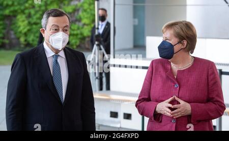 Berlin, Allemagne. 21 juin 2021. La chancelière allemande Angela Merkel (R, CDU) accueille Mario Draghi, Premier ministre italien, devant la Chancellerie fédérale pour sa visite inaugurale. Draghi est le premier ministre de l'Italie depuis février 2021. Credit: Bernd von Jutrczenka/dpa/Alamy Live News Banque D'Images