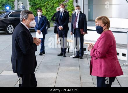 Berlin, Allemagne. 21 juin 2021. La chancelière allemande Angela Merkel (R, CDU) accueille Mario Draghi, Premier ministre italien, devant la Chancellerie fédérale pour sa visite inaugurale. Draghi est le premier ministre de l'Italie depuis février 2021. Credit: Bernd von Jutrczenka/dpa/Alamy Live News Banque D'Images
