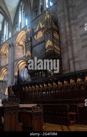 Vue intérieure vers l'orgue de l'église ornée de la cathédrale de Hereford le 7 juin 2021 à Hereford, Royaume-Uni. La cathédrale de Hereford est l'église du diocèse anglican de Hereford, en Angleterre. Un lieu de culte existe sur le site du bâtiment actuel depuis le VIIIe siècle ou plus tôt. Le bâtiment actuel a été commencé en 1079. Des parties importantes du bâtiment datent de la période normande et de la période gothique. Banque D'Images