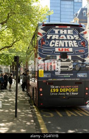 Trade Center UK bus annonce alors que les restrictions du coronavirus se poursuivent et que le gouvernement est sur le point d'annoncer une prolongation de la journée de la liberté d'origine prévue pour juin, ralentissant le processus de relâchement, de plus en plus de personnes commencent à venir dans le centre-ville le 15 juin 2021 à Birmingham, Royaume-Uni. Après des mois de confinement, les premiers signes que la vie commencera à revenir à la normale se poursuivent, avec plus de gens qui profitent de la compagnie d'autres en public, tandis que l'incertitude se poursuit pendant un mois prévu, qui est surnommé la poussée finale. Banque D'Images