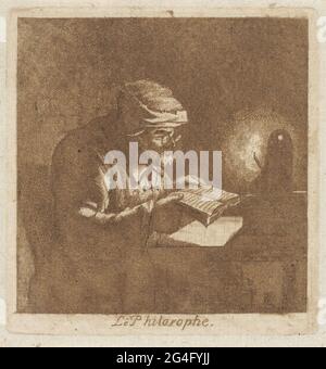 . Départ avec un vieil homme, qui lit un livre aux chandelles. Banque D'Images