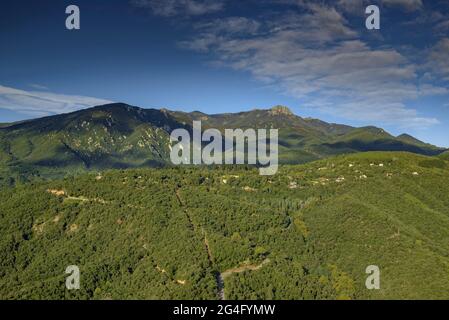 Montagne de Montseny vue du château de Montsoriu (Arbúcies, Gérone, Catalogne, Espagne) ESP: Montaña del Montseny vista desde el Castillo de Montsoriu Banque D'Images