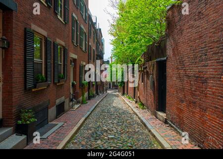 Acorn Street avec ses maisons pavées et historiques sur Beacon Hill, dans le centre-ville historique de Boston, Massachusetts, États-Unis. Banque D'Images