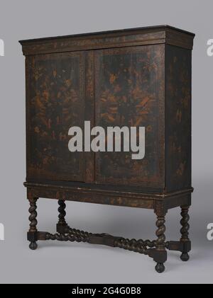 Armoire à pieds croisés avec deux portes sur châssis ouvert avec des styles de frisson, avec décoration de peinture dans le style oriental. Armoire à pieds croisés Prowheads avec panneaux de peinture néerlandais, avec intérieur avec deux étagères et quatre tiroirs, et abaissement en dessous sur toute la largeur. Banque D'Images