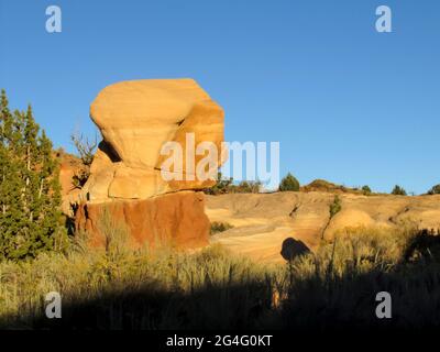 Un hoodoo de grès isolé, contre le ciel bleu clair de la fin de l'après-midi dans le jardin Devils, Escalante, Utah, États-Unis Banque D'Images