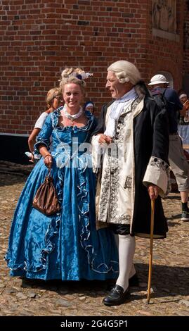 Auning, Danemark - 19 juin 2021 : le comte et la comtesse sur le marché au XVIIIe siècle Banque D'Images