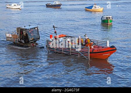 Le bateau de sauvetage de classe 75 de l'Atlantique B769 Coventry et Warwickshire avec son lance et son tracteur de récupération LogLogic Softrak et sa remorque en mer à Weston-super-Mare, Royaume-Uni, le 1er février 2015. Ce canot de sauvetage a depuis été retiré. Banque D'Images