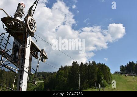 Vue rapprochée sur le mécanisme de remontée mécanique qui permet de remonter les skieurs dans le domaine skiable abandonné, Jasenska dolina, dans la région de Turiec, Slovaquie. Banque D'Images