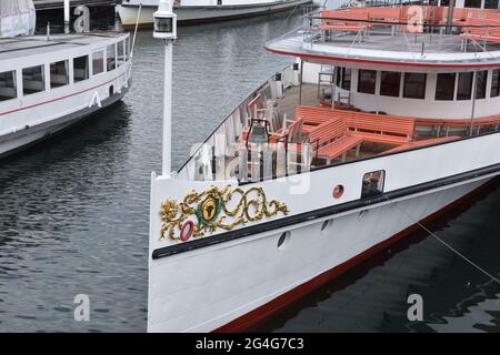Bateaux à moteur touristiques amarrés vides dans le port de la ville de Lucerne situé sur le lac de Lucerne. Les navires sont prêts pour l'embarquement et le voyage en croisière. Banque D'Images