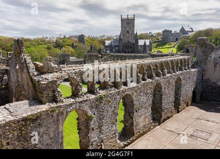 Le palais des évêques de la cathédrale St David de Pembrokeshire, au sud du pays de Galles, au Royaume-Uni, avec son parapet à arcades distinctif Banque D'Images