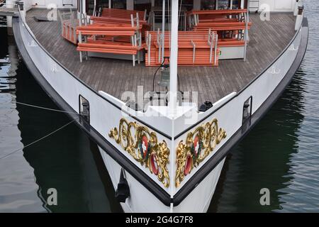 Vue sur Bow, partie avant du bateau à moteur touristique amarré dans le port de la ville de Lucerne situé sur le lac de Lucerne. Le navire est prêt pour l'embarquement. Banque D'Images