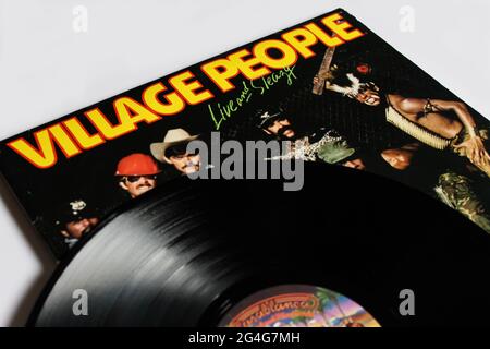 Disco, funk, et soul band, l'album de musique Village People sur disque vinyle LP. Intitulé : couverture de l'album live et sleazy Banque D'Images