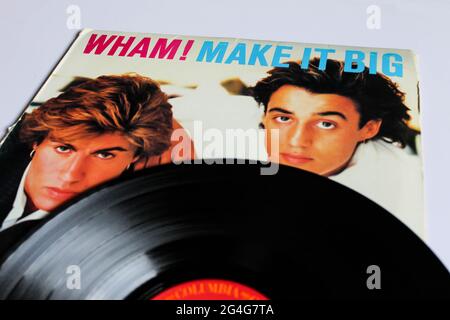 Pop anglaise, dance-pop, groupe post-disco, Wham! album de musique duo sur disque vinyle LP. Intitulé : Make IT Big album Cover Banque D'Images