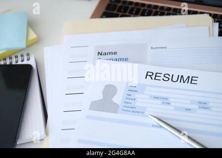 Stylo à bille allongé sur le formulaire de CV de travail vierge fermé Banque D'Images