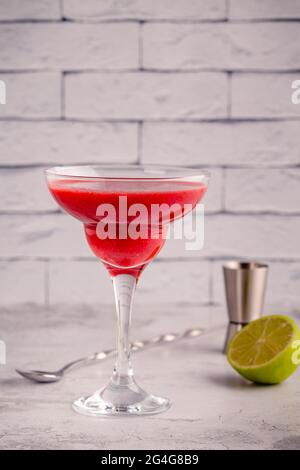 Cocktail de fraises d'été froid (mojito, margarita, rossini, daiquiri) Banque D'Images